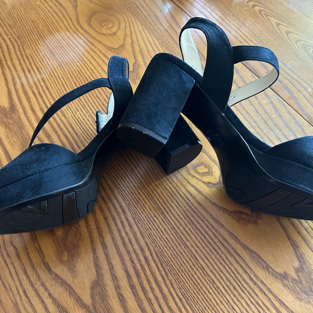 Life stride Black suede platform heeled shoes in size 8 1/2 wide